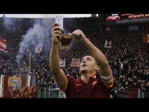 Totti firar ett mål mot rivalen Lazio med en selfie