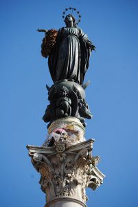 Den krönande statyn av Jungfru Maria