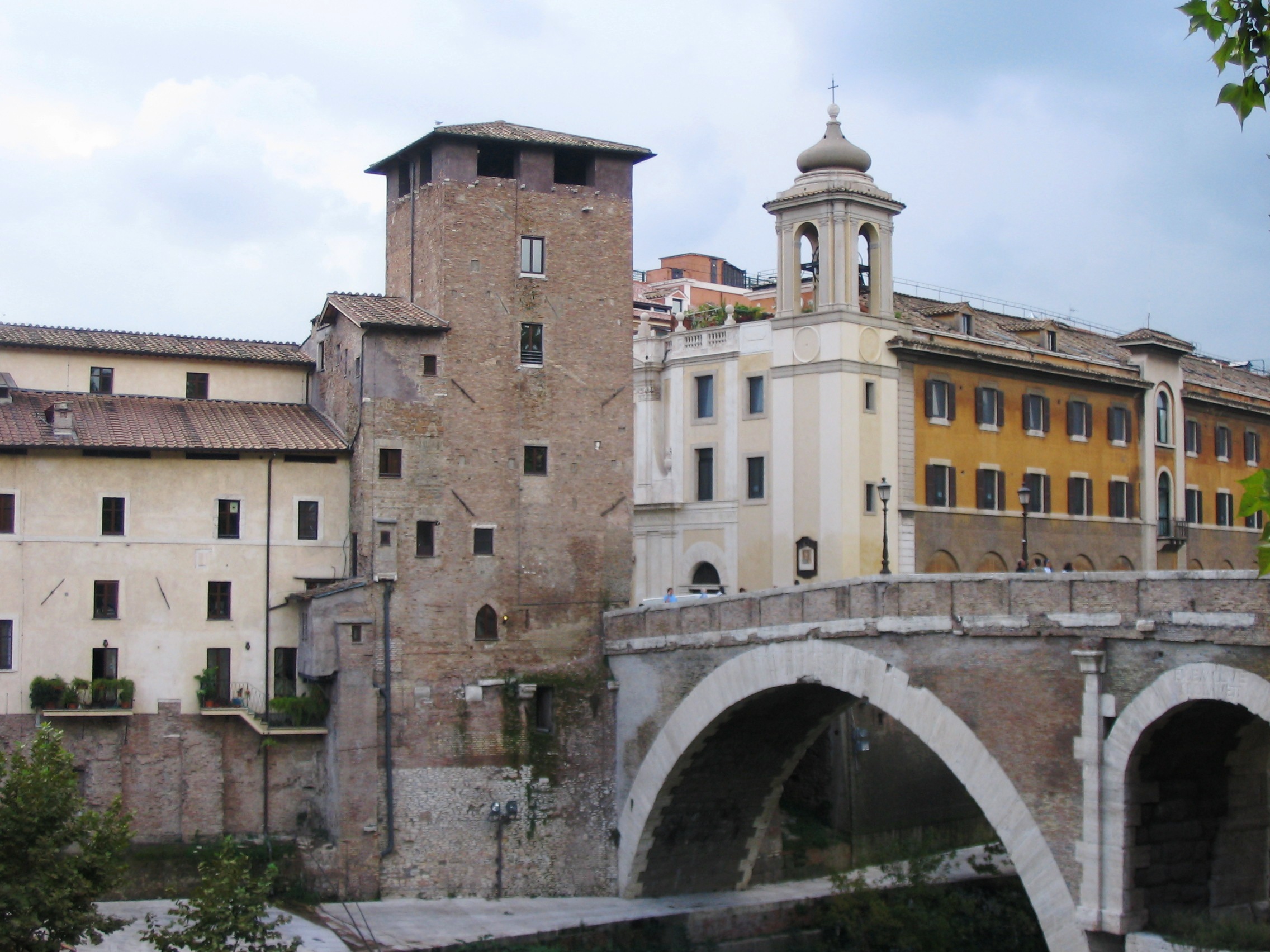 Ponte Fabricio med det maktiga tornet Torre Caetani