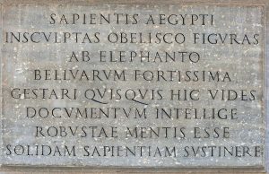 Sockeln latinska inskription på sidan in mot kyrkan