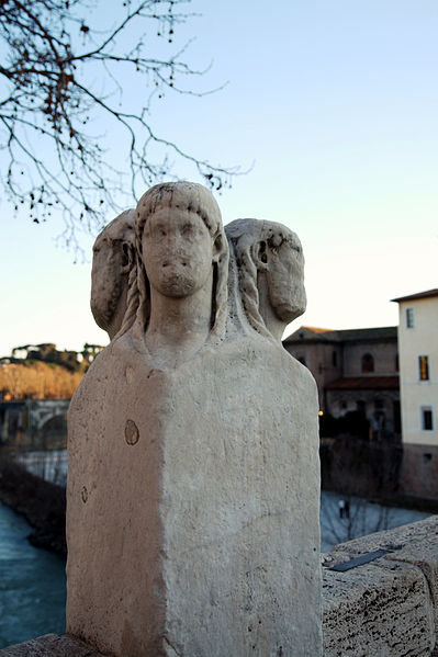 Hermskulpturen med de fyra huvudena