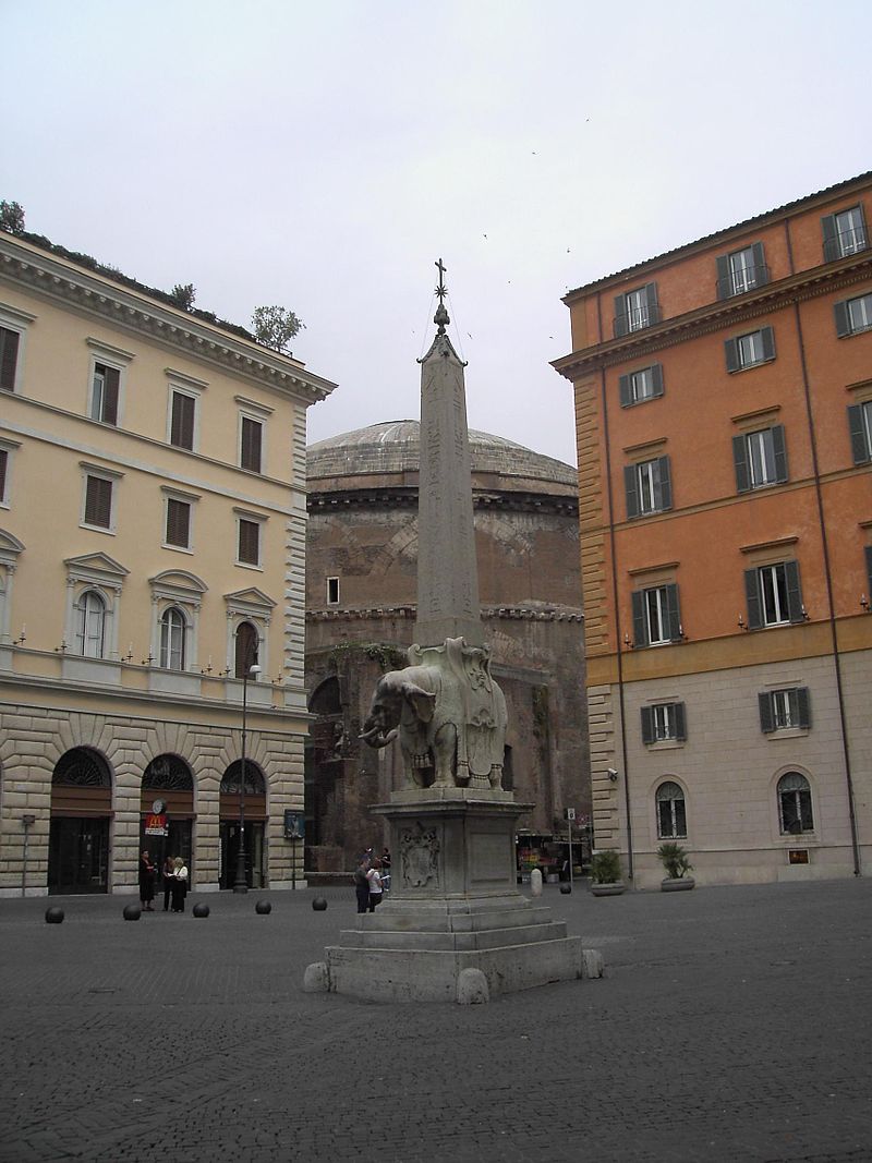 Piazza della Minera med Elefantobelisken i centrum. I bakgrunden skymtar Pantheon.